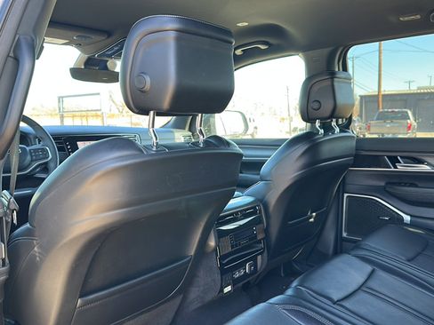 Used 2024 Jeep Wagoneer Series II w/ Flexible Seating Group image 17