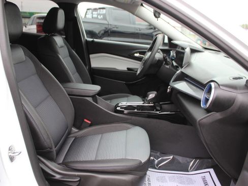 Used 2025 Chevrolet Trax LT FWD image 9