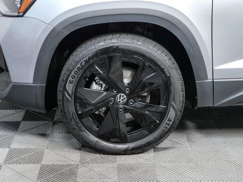 Certified 2025 Volkswagen Taos SE w/ Black Wheel Package FWD image 9