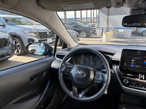 Used 2025 Toyota Corolla LE FWD image 32