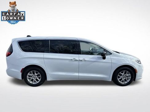 Used 2024 Chrysler Pacifica Touring-L FWD image 11