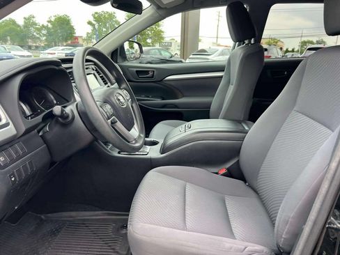 Used 2018 Toyota Highlander LE AWD/4WD image 16