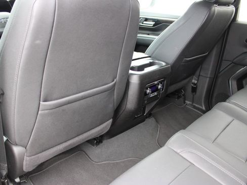 Used 2025 Chevrolet Suburban Z71 image 48