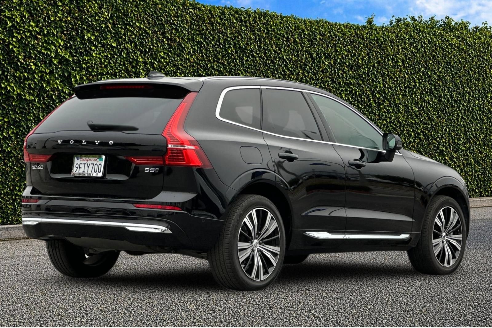 Used 2023 Volvo XC60 B5 Plus AWD/4WD image 4