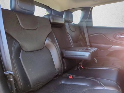 Used 2019 Jeep Cherokee Limited image 25