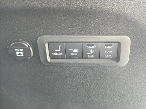 Used 2017 Chrysler Pacifica Limited FWD image 14