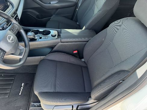 Used 2025 Nissan Rogue S image 9