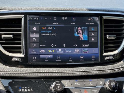 Used 2026 Chrysler Pacifica Select FWD image 3
