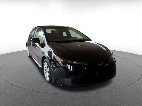 Used 2025 Toyota Corolla LE FWD image 3