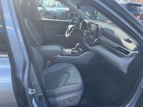 Used 2022 Toyota Highlander XLE image 30