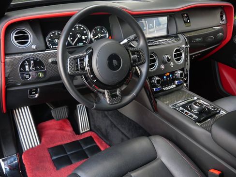 Used 2020 Rolls-Royce Cullinan Black Badge image 17