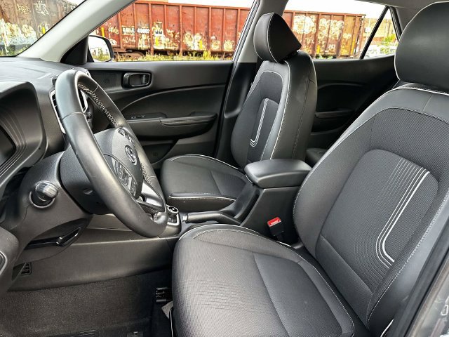 Used 2025 Hyundai Venue Limited FWD image 19