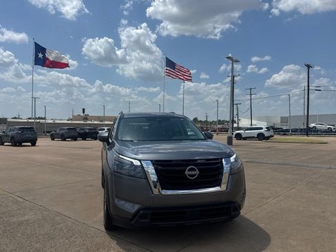 Used 2025 Nissan Pathfinder SV FWD image 3
