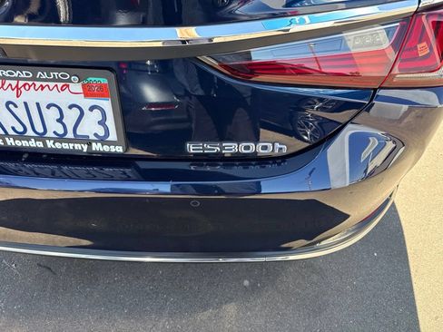 Used 2021 Lexus ES 300h w/ Accessory Package FWD image 11