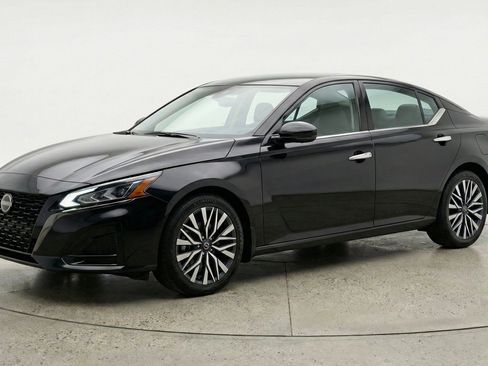 Used 2025 Nissan Altima 2.5 SV FWD image 3