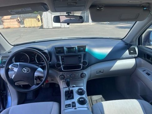 Used 2013 Toyota Highlander 4WD w/ Cold Weather Pkg image 9