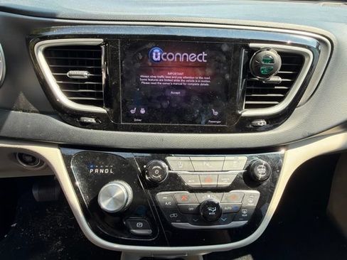 Used 2020 Chrysler Pacifica Touring-L Plus FWD image 23