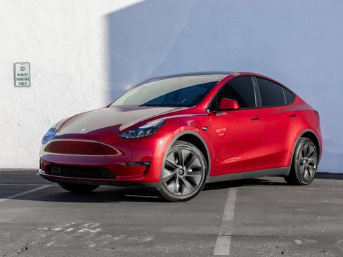 Used 2024 Tesla Model Y Long Range AWD/4WD image 3