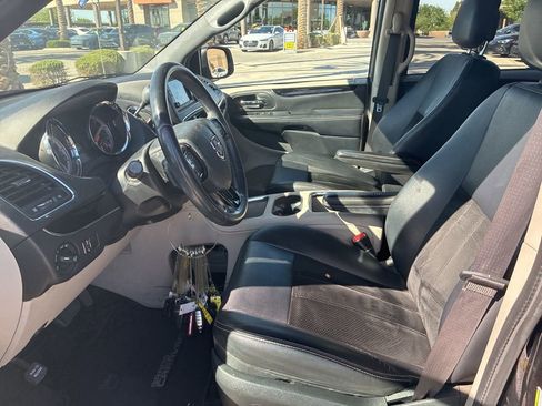 Used 2016 Dodge Grand Caravan SXT image 7