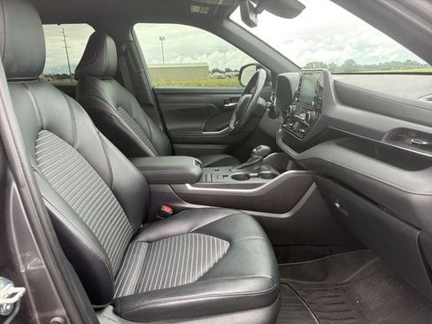 Used 2021 Toyota Highlander XSE FWD image 14