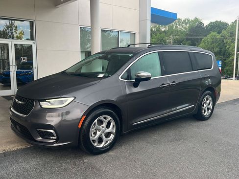 Used 2023 Chrysler Pacifica Limited FWD image 2