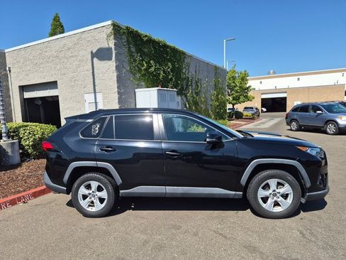Used 2019 Toyota RAV4 XLE AWD/4WD image 4