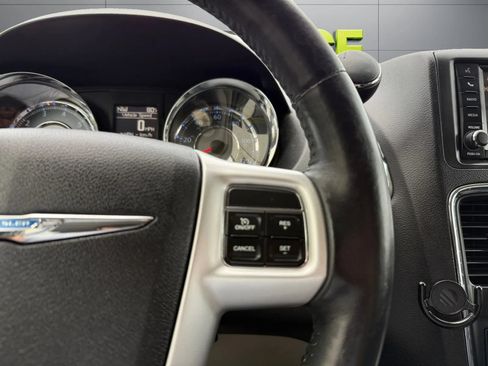 Used 2016 Chrysler Town & Country Touring-L w/ Driver Convenience Group FWD image 28