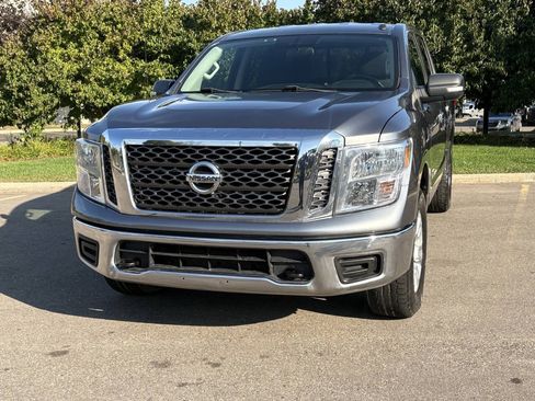 Used 2018 Nissan Titan SV AWD/4WD image 3