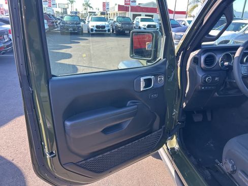 Used 2023 Jeep Wrangler Unlimited w/ Sun & Screen Package image 31