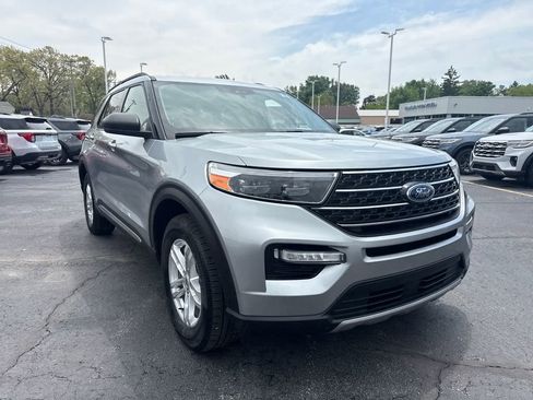 Used 2023 Ford Explorer XLT w/ Equipment Group 202A AWD/4WD image 4