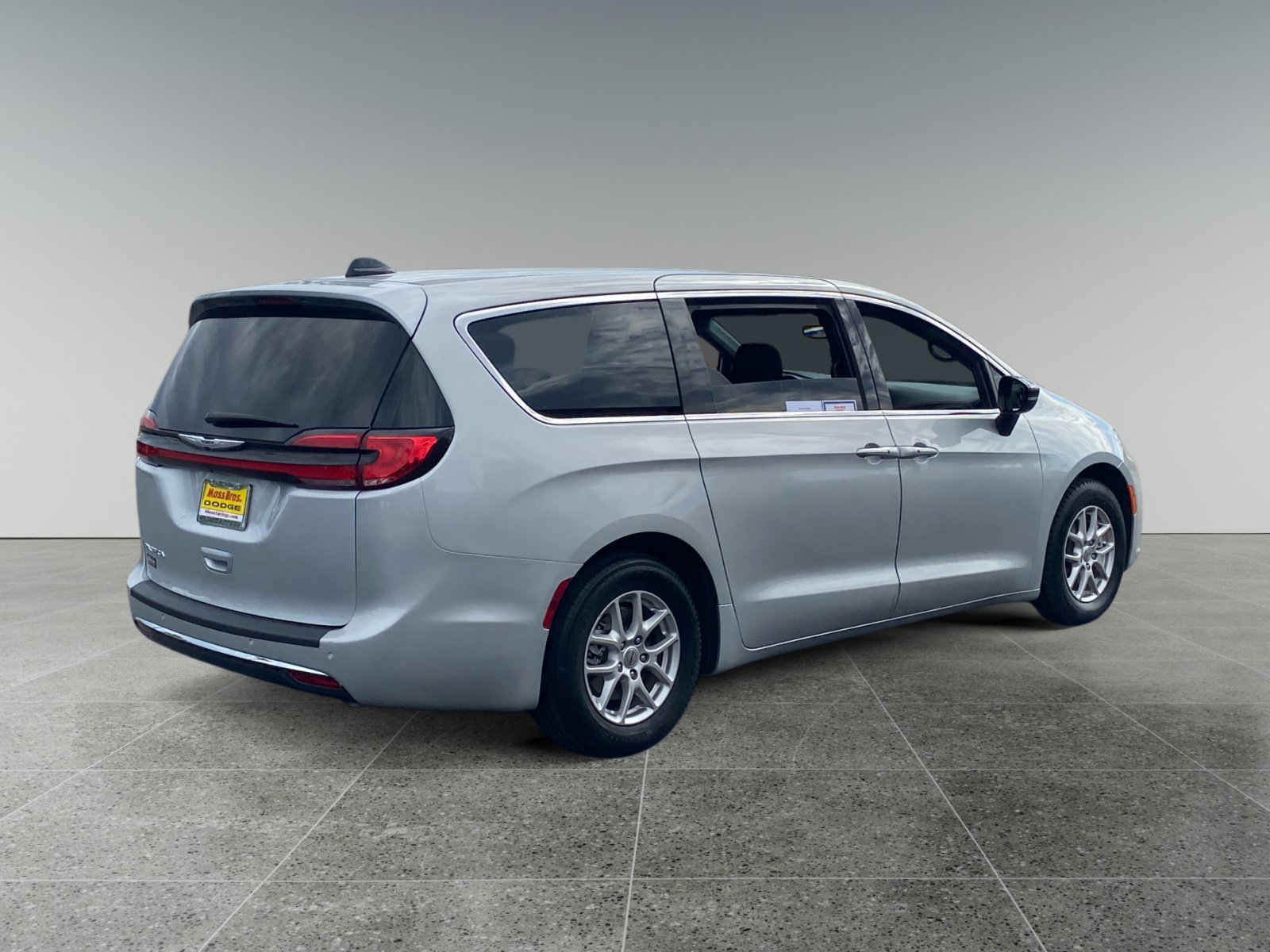 Used 2024 Chrysler Pacifica Touring FWD image 5