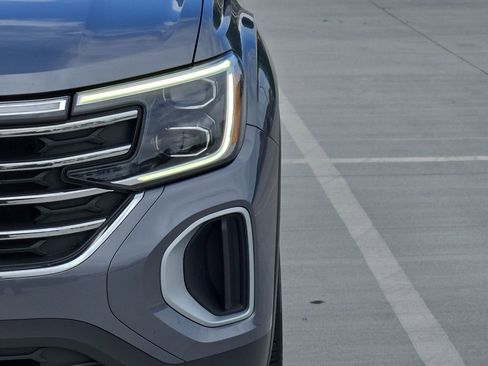 Used 2025 Volkswagen Atlas SE image 11