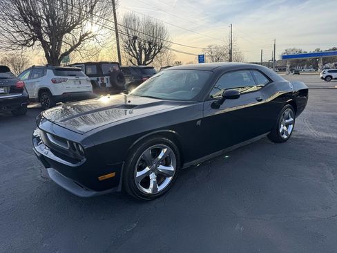 Used 2014 Dodge Challenger SXT RWD image 3