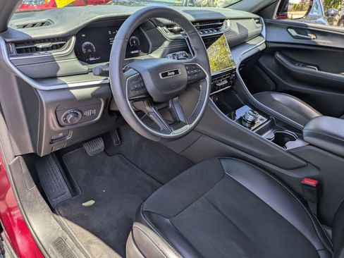 Used 2025 Jeep Grand Cherokee Altitude AWD/4WD image 17