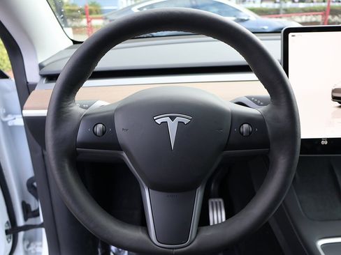 Used 2023 Tesla Model Y Performance image 40