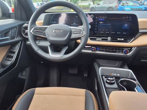 Used 2025 Chevrolet Equinox ACTIV w/ Safety and Technology Package image 9