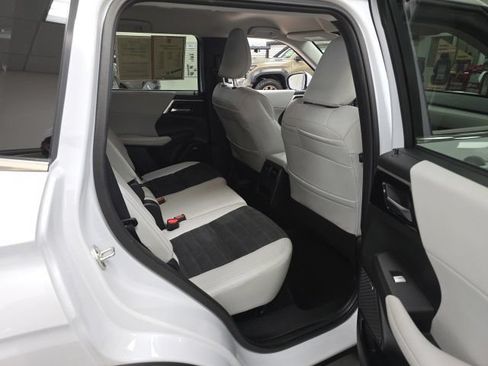 Used 2025 Mitsubishi Outlander SE FWD image 7