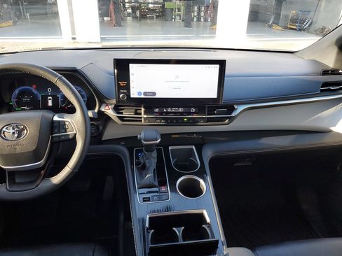 Used 2025 Toyota Sienna XSE FWD image 13