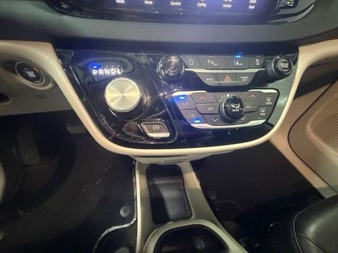 Used 2023 Chrysler Pacifica Touring-L FWD image 21