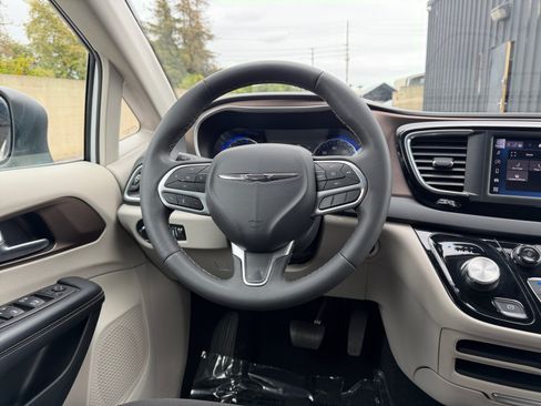 Used 2023 Chrysler Voyager LX FWD image 14