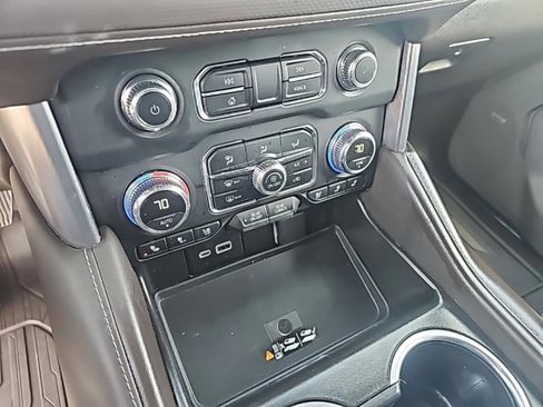 Used 2024 GMC Yukon SLT w/ SLT Luxury Package image 28