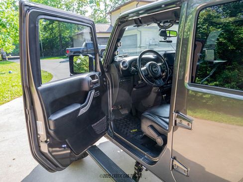 Used 2016 Jeep Wrangler Unlimited Rubicon w/ Connectivity Group image 31