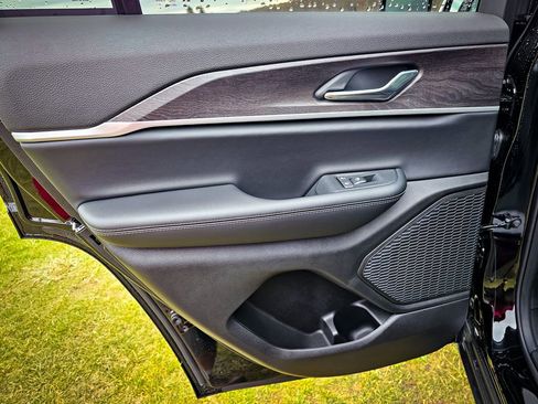 New 2025 Jeep Grand Cherokee Limited image 36