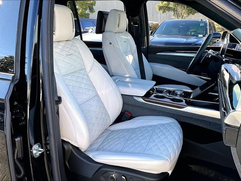 New 2026 Cadillac Escalade Platinum Sport w/ LPO, ONYX Package AWD/4WD image 19