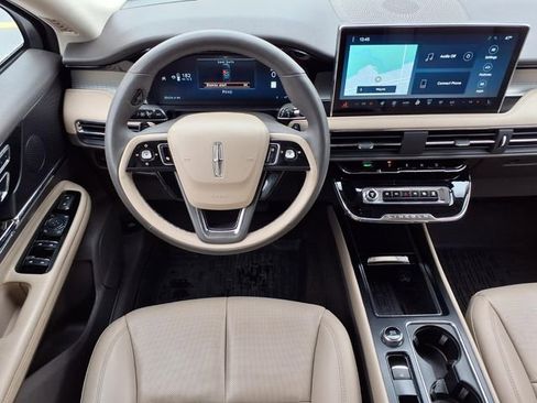 Used 2023 Lincoln Corsair AWD image 6