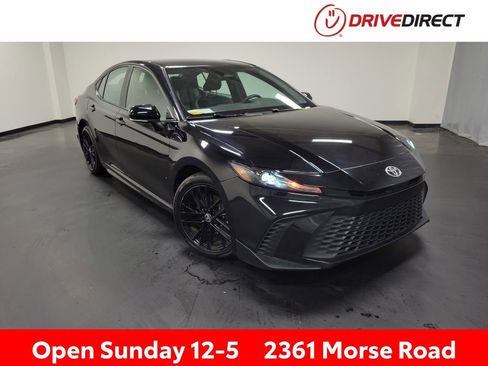 Used 2025 Toyota Camry SE FWD image 1