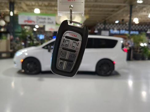 Used 2025 Chrysler Pacifica Limited FWD image 4