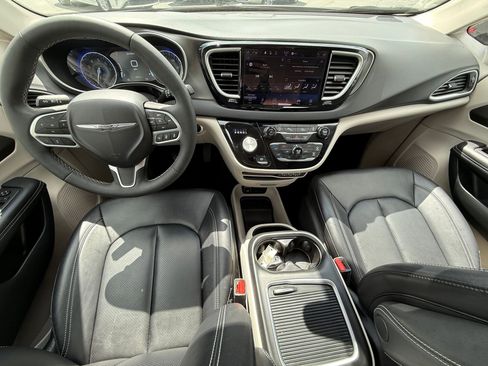 Used 2024 Chrysler Pacifica Touring-L FWD image 28