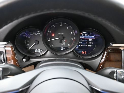 Certified 2024 Porsche Macan image 12