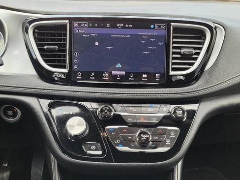 Used 2025 Chrysler Pacifica Limited FWD image 15